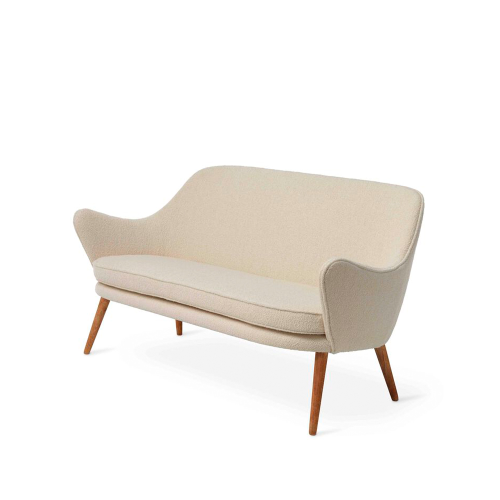 Dwell soffa, 2-sits tyg barnum24 cream, ben i rökt ek – Warm Nordic – vit soffor